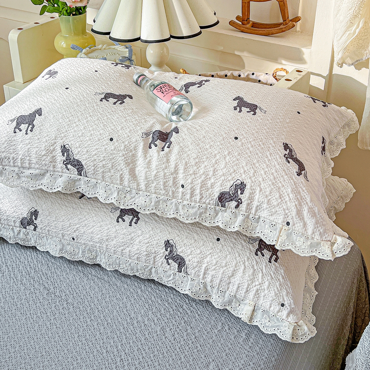 91家纺网 家纺一手货源 找家纺 一比一家纺 2026新款泡芙纱花边四件套 奶棕小马