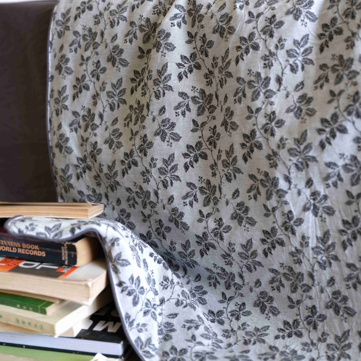 91家纺网 家纺一手货源 找家纺 佳汐蓝家纺 2026新款【慢性子】系列色织提花夏被&四件套 墨染（灰）