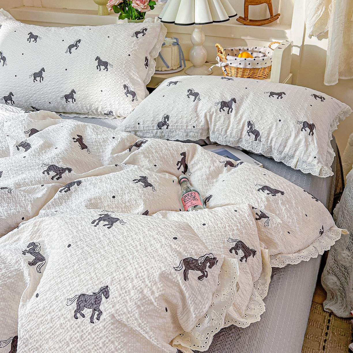 91家纺网 家纺一手货源 找家纺 一比一家纺 2026新款泡芙纱花边四件套 奶棕小马