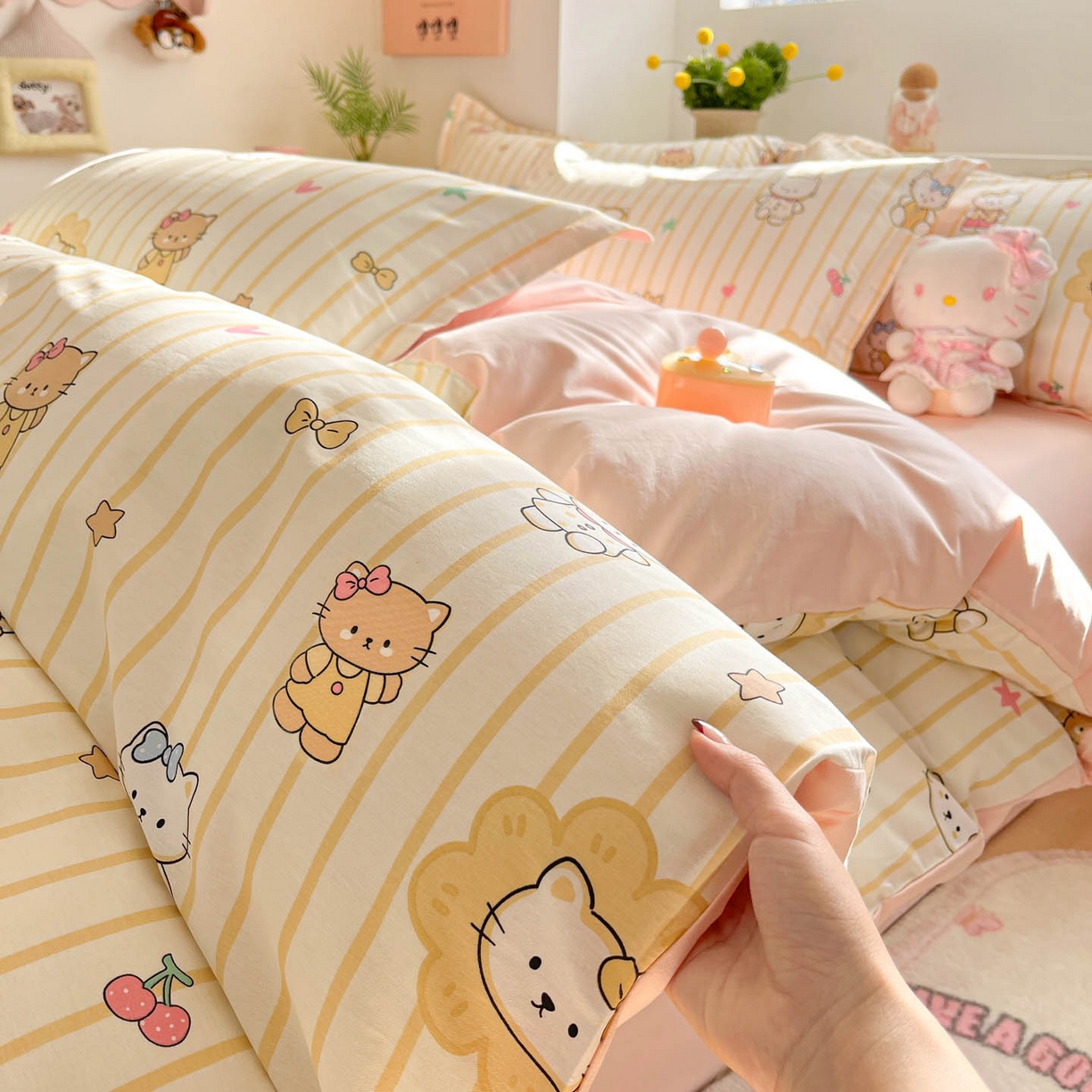 91家纺网 家纺一手货源 找家纺 涵宸家纺 2026新款全棉印花小清新四件套 愉快小猫-黄