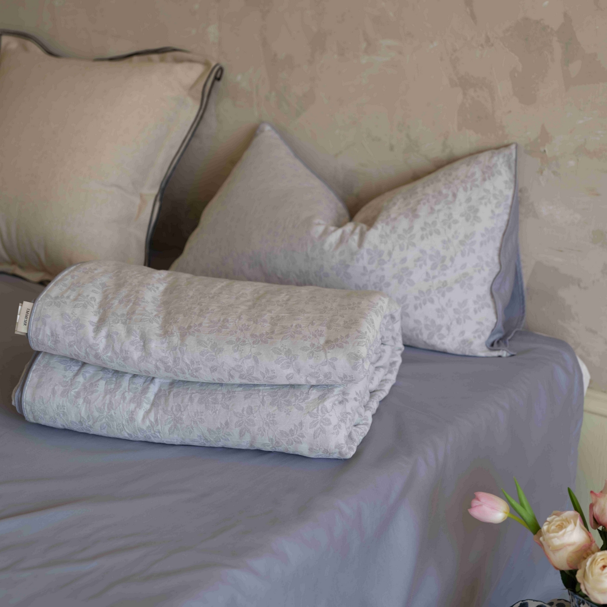 91家纺网 家纺一手货源 找家纺 佳汐蓝家纺 2026新款【慢性子】系列色织提花夏被&四件套 墨染（蓝）