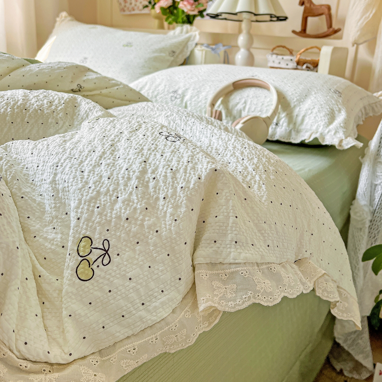 91家纺网 家纺一手货源 找家纺 一比一家纺 2026新款泡芙纱花边四件套 青梅酱