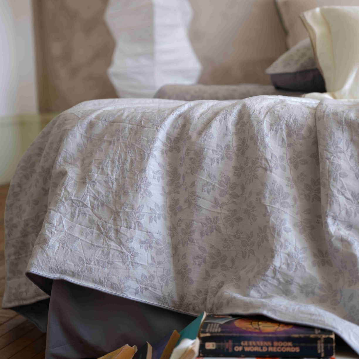 91家纺网 家纺一手货源 找家纺 佳汐蓝家纺 2026新款【慢性子】系列色织提花夏被&四件套 墨染（蓝）