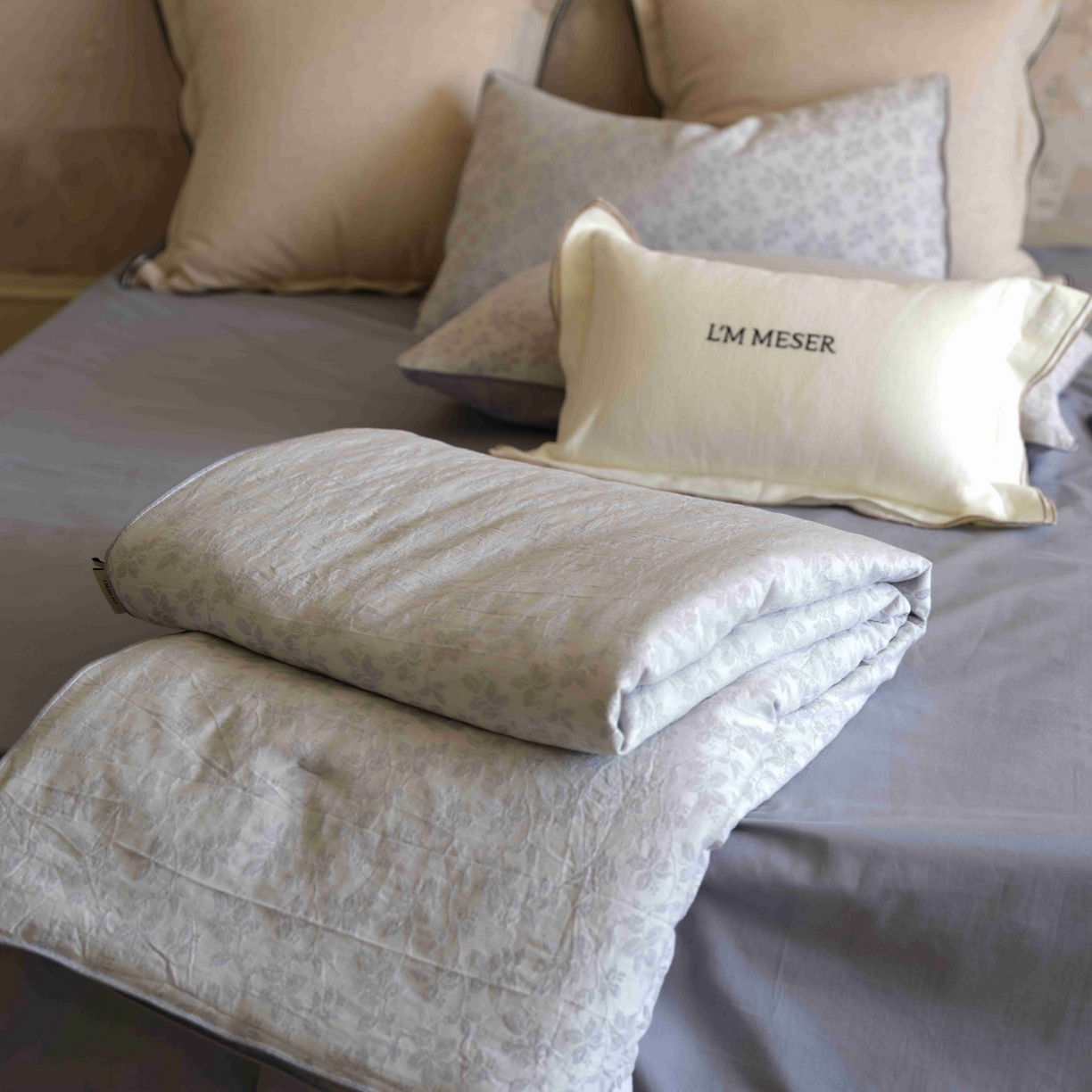 91家纺网 家纺一手货源 找家纺 佳汐蓝家纺 2026新款【慢性子】系列色织提花夏被&四件套 墨染（蓝）