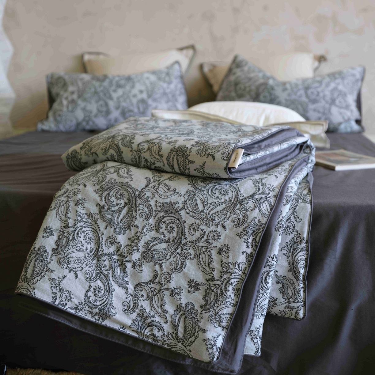 91家纺网 家纺一手货源 找家纺 佳汐蓝家纺 2026新款【慢性子】系列色织提花夏被&四件套 佩兹利