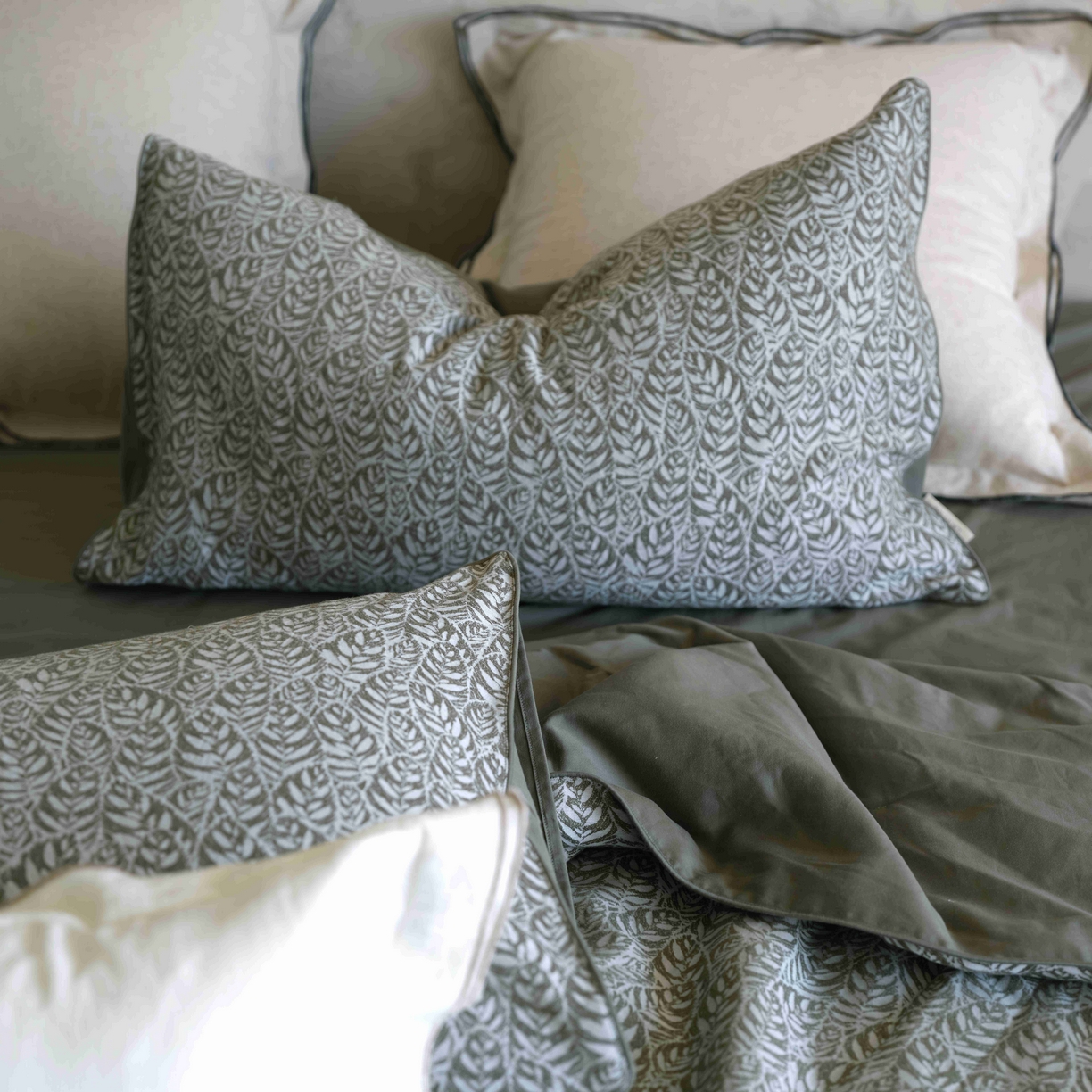 91家纺网 家纺一手货源 找家纺 佳汐蓝家纺 2026新款【慢性子】系列色织提花夏被&四件套 枝几