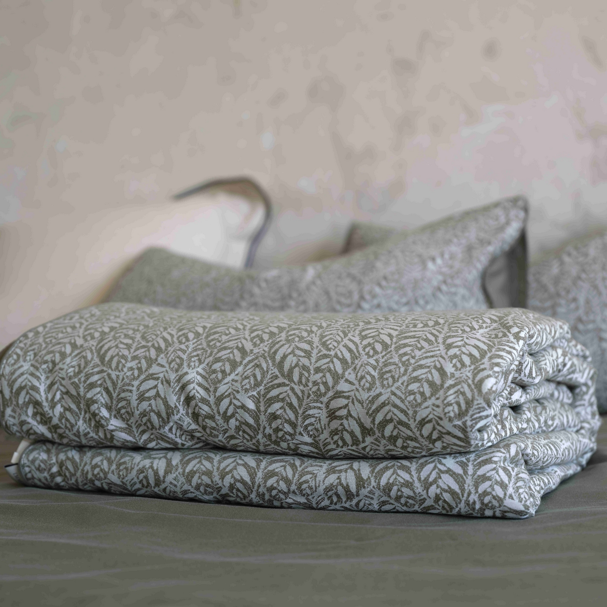 91家纺网 家纺一手货源 找家纺 佳汐蓝家纺 2026新款【慢性子】系列色织提花夏被&四件套 枝几