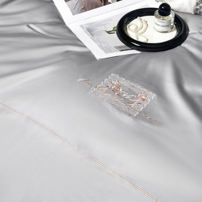 91家纺网 家纺一手货源 找家纺 玖玖爱家纺 2026新款柔软亲肤天丝棉刺绣四件套-华莹 华莹-绅士灰