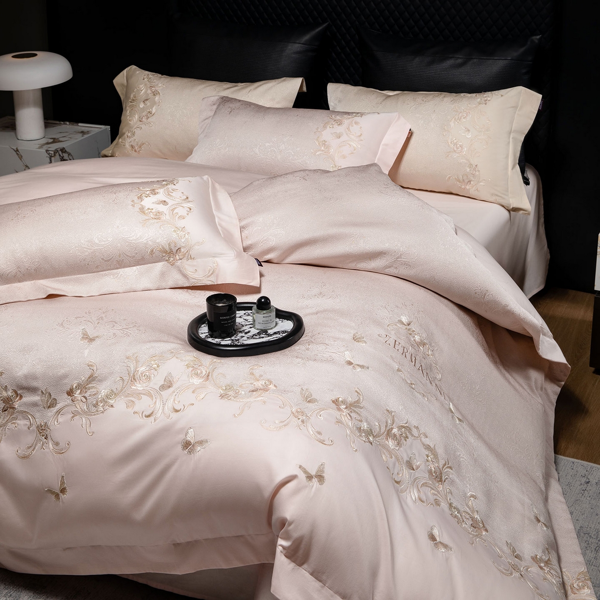 91家纺网 家纺一手货源 找家纺  2025夏季A类天丝棉贡缎提花四件套真丝全工艺丝滑裸睡长绒棉床单床笠轻奢风爆款床上用品 -尤朵 尤朵-芸粉