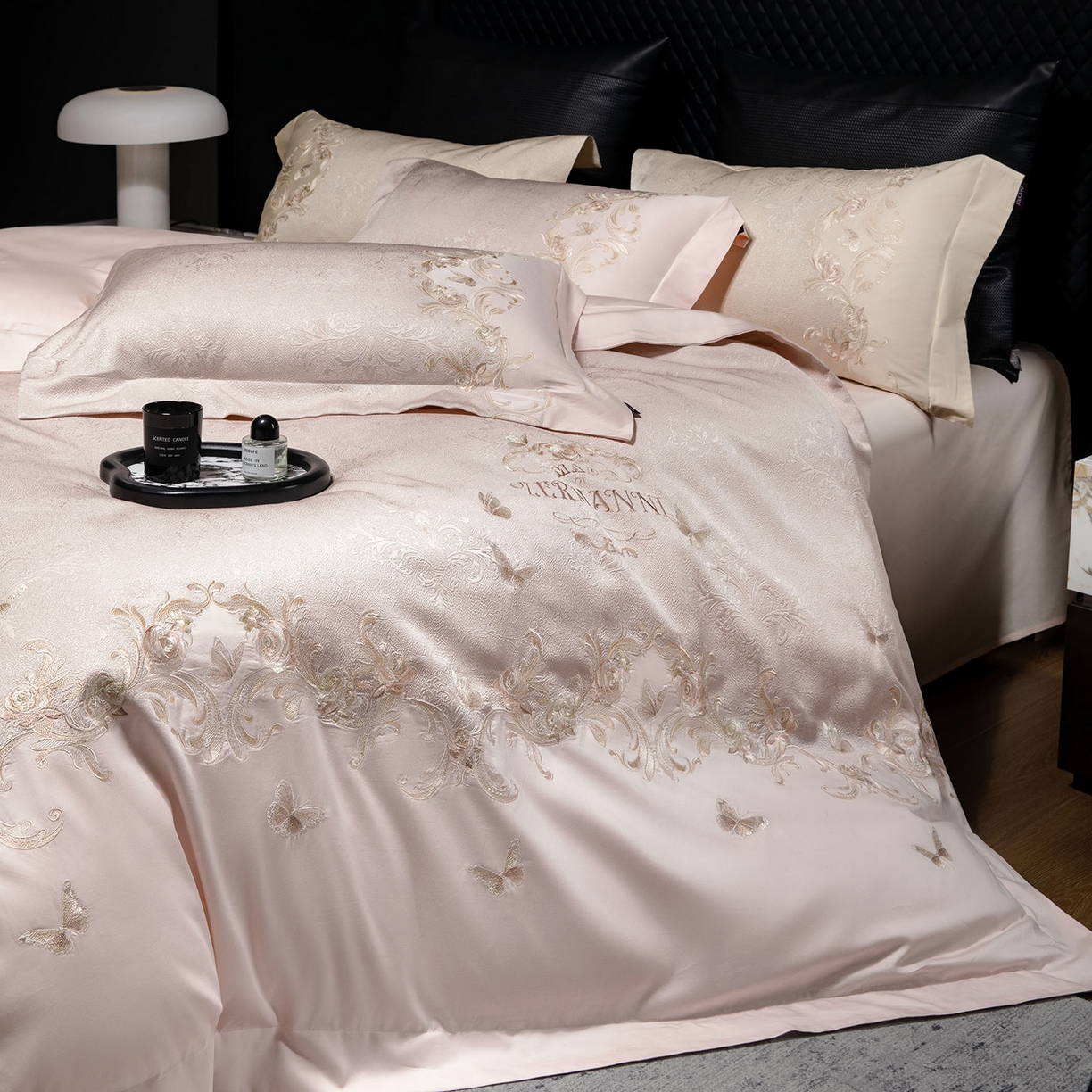 91家纺网 家纺一手货源 找家纺 爱妮菲家纺 2026高端新品A类100支长绒棉纯棉四件套100全棉厚织提花高档重工刺绣被套床单床笠床上用品 觅棠-柔雪粉