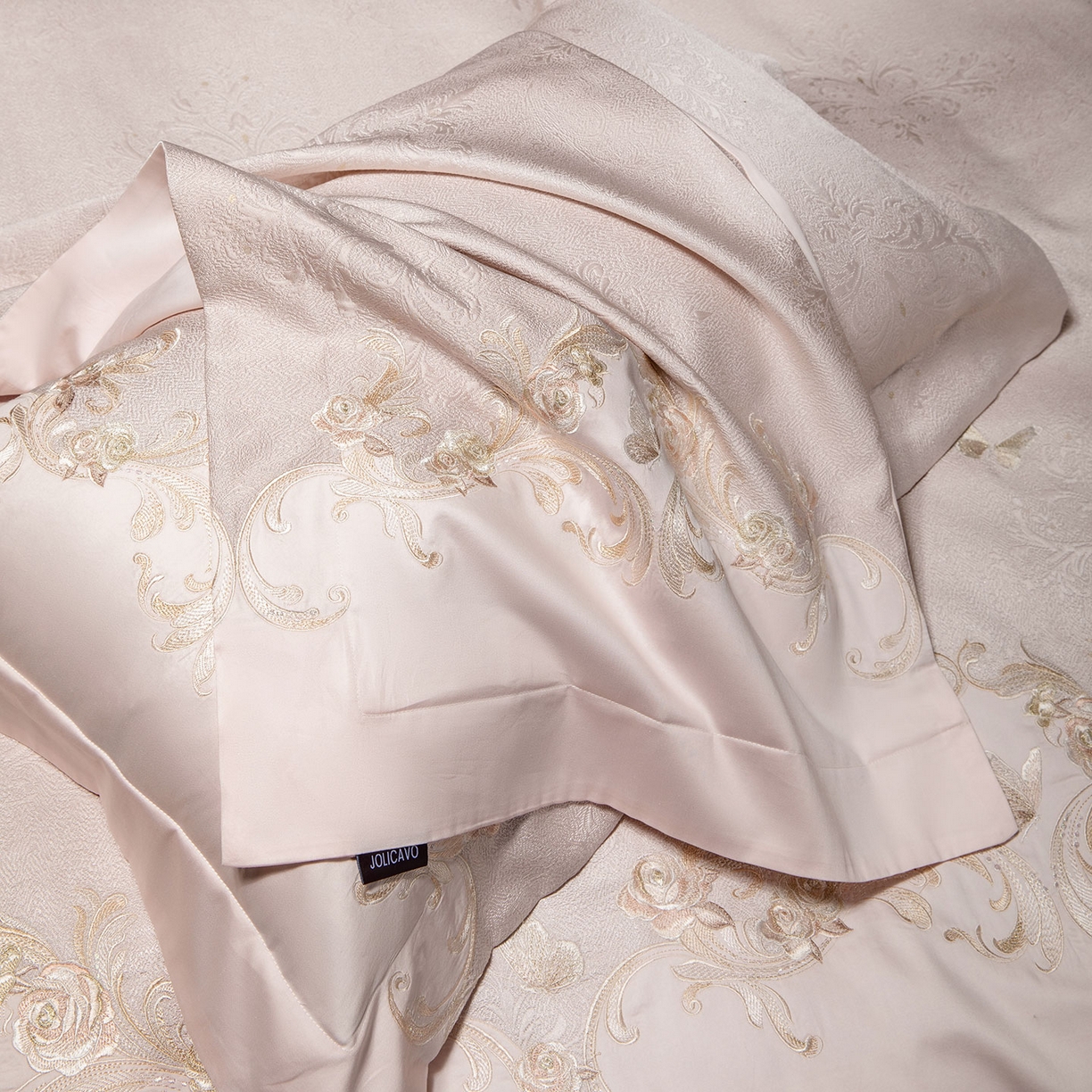 91家纺网 家纺一手货源 找家纺 爱妮菲家纺 2026高端新品A类100支长绒棉纯棉四件套100全棉厚织提花高档重工刺绣被套床单床笠床上用品 觅棠-柔雪粉