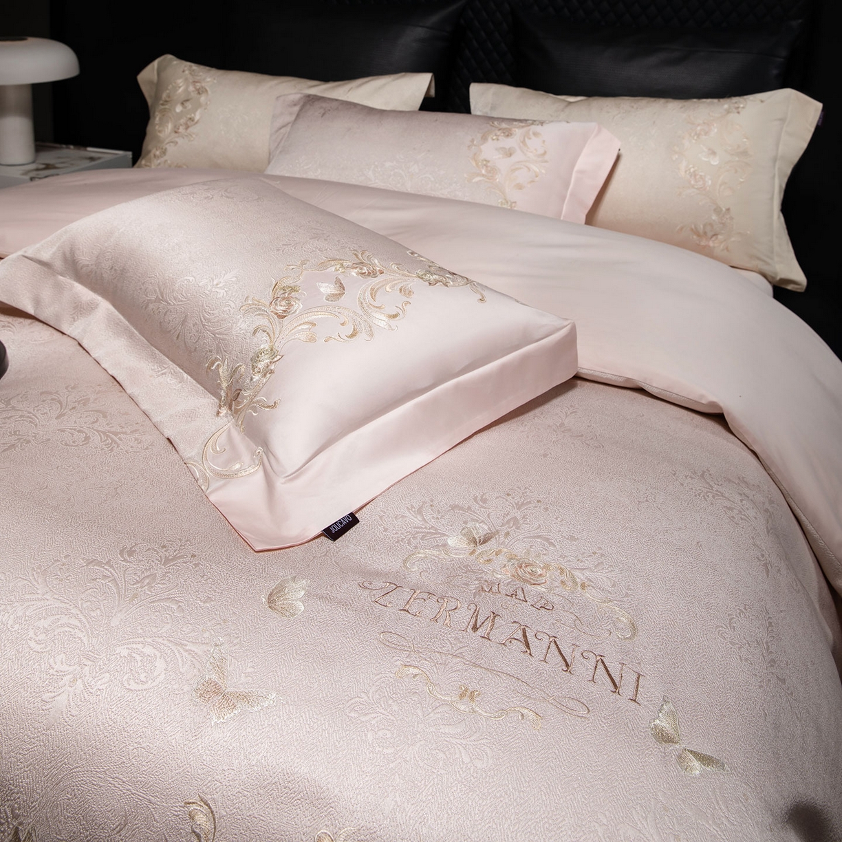 91家纺网 家纺一手货源 找家纺 爱妮菲家纺 2026高端新品A类100支长绒棉纯棉四件套100全棉厚织提花高档重工刺绣被套床单床笠床上用品 觅棠-柔雪粉