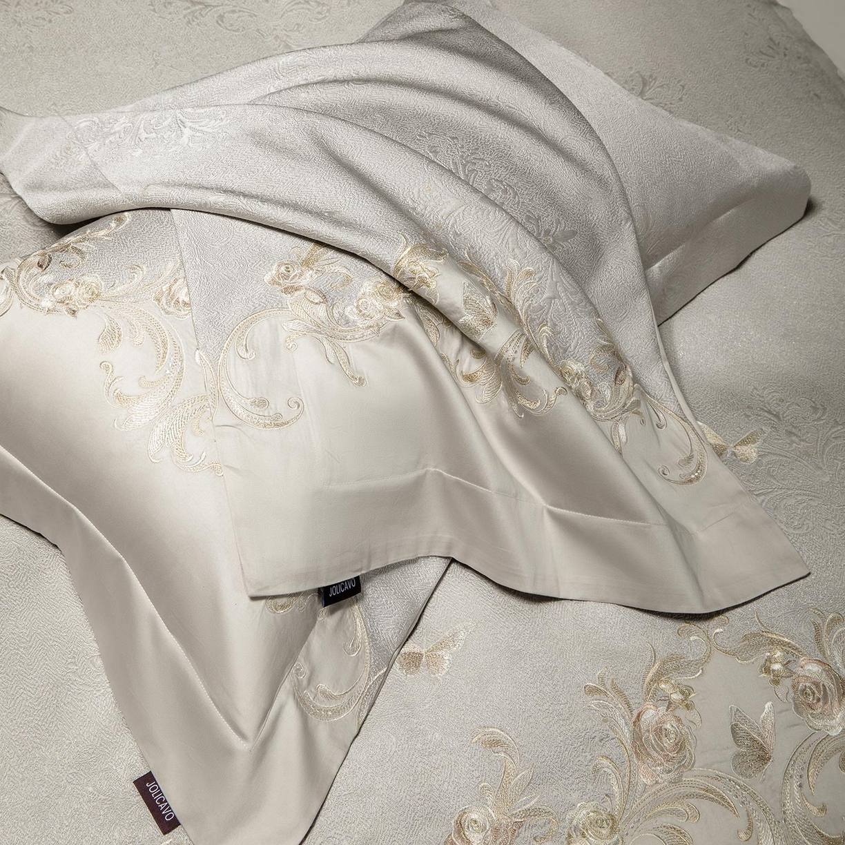 91家纺网 家纺一手货源 找家纺 爱妮菲家纺 2026高端新品A类100支长绒棉纯棉四件套100全棉厚织提花高档重工刺绣被套床单床笠床上用品 觅棠-迷雾灰