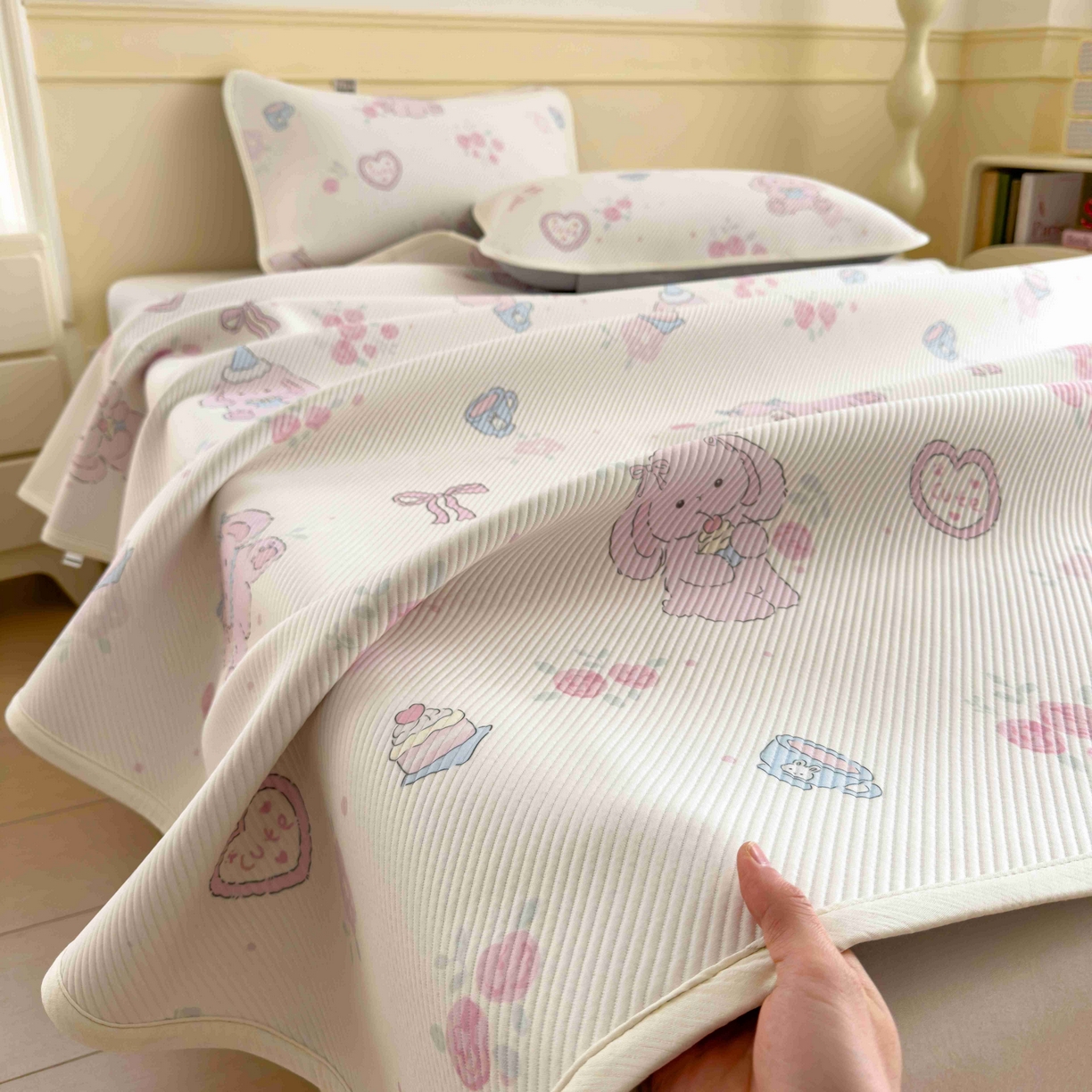 91家纺网 家纺一手货源 找家纺 孩子王家纺 2026春夏新款豆豆席卡通凉感值过0.21可机洗夏天学生宿舍单人空调软席凉席席子 爱心兔 床单款