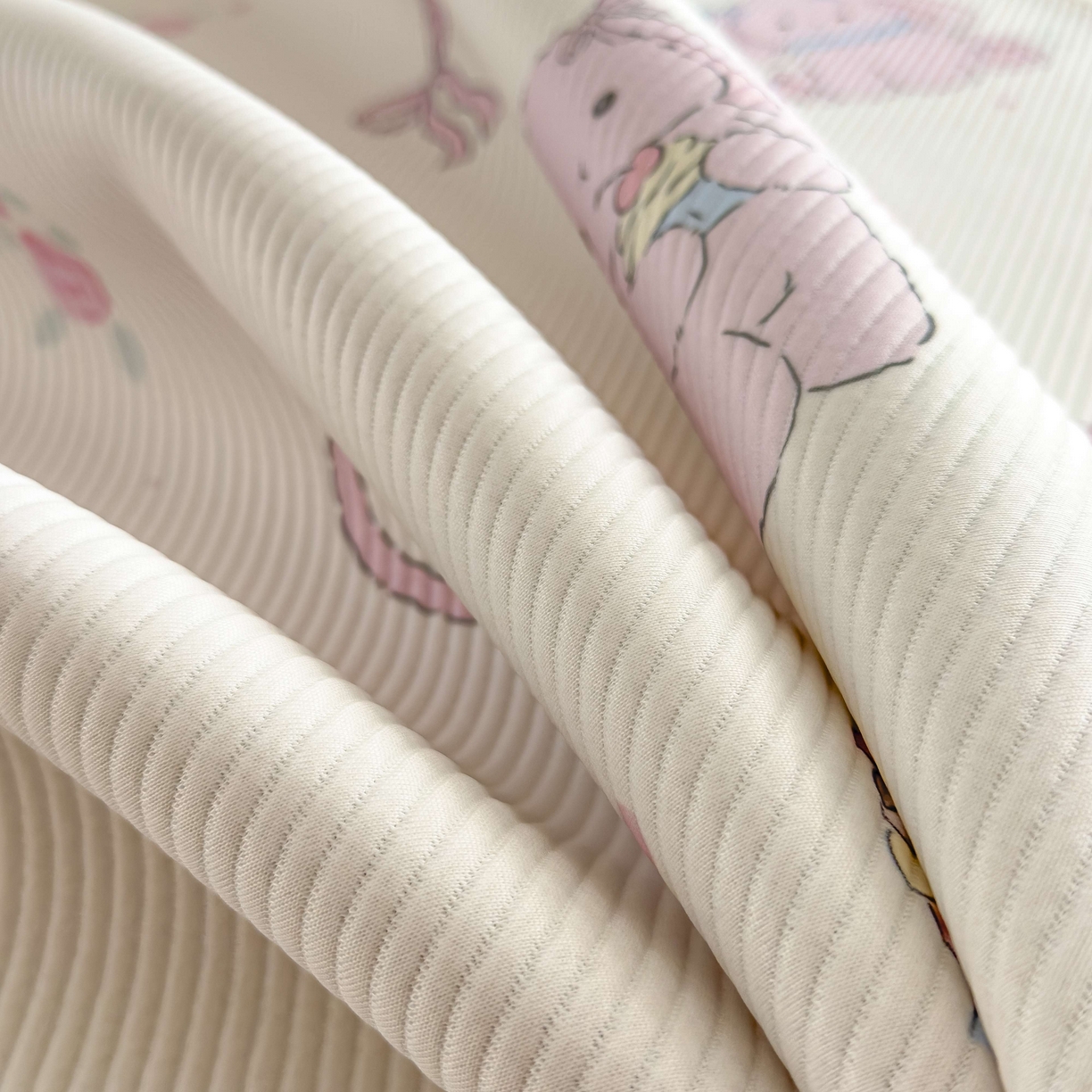 91家纺网 家纺一手货源 找家纺 孩子王家纺 2026春夏新款豆豆席卡通凉感值过0.21可机洗夏天学生宿舍单人空调软席凉席席子 爱心兔 床单款