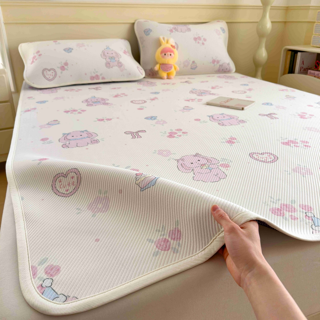 91家纺网 家纺一手货源 找家纺 孩子王家纺 2026春夏新款豆豆席卡通凉感值过0.21可机洗夏天学生宿舍单人空调软席凉席席子 爱心兔 床单款