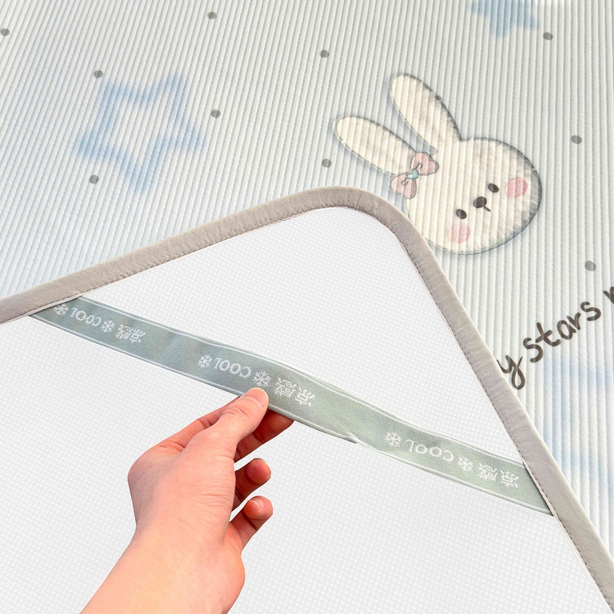 91家纺网 家纺一手货源 找家纺 孩子王家纺 2026春夏新款豆豆席卡通凉感值过0.21可机洗夏天学生宿舍单人空调软席凉席席子 波点星星兔 床单款