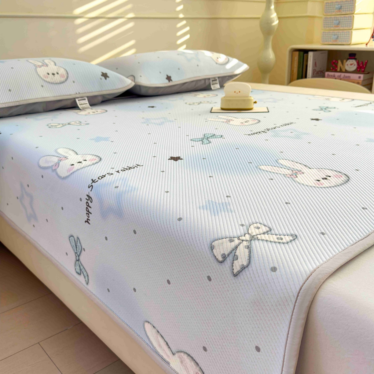 91家纺网 家纺一手货源 找家纺 孩子王家纺 2026春夏新款豆豆席卡通凉感值过0.21可机洗夏天学生宿舍单人空调软席凉席席子 波点星星兔 床单款