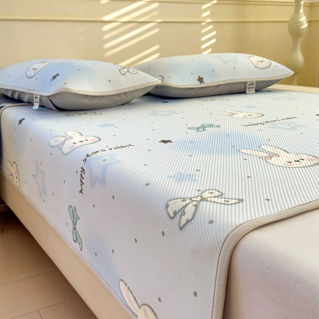 91家纺网 家纺一手货源 找家纺 孩子王家纺 2026春夏新款豆豆席卡通凉感值过0.21可机洗夏天学生宿舍单人空调软席凉席席子 波点星星兔 床单款