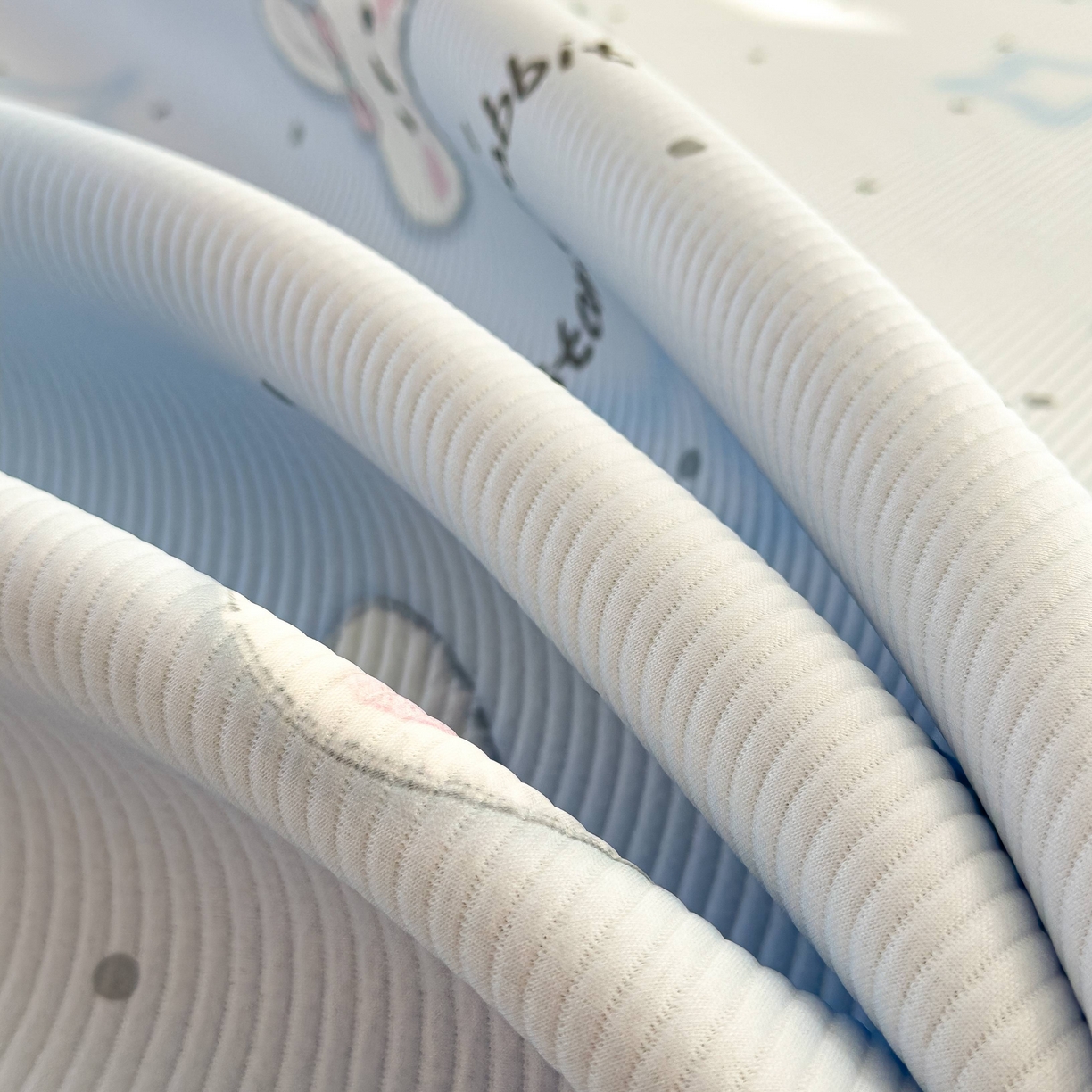 91家纺网 家纺一手货源 找家纺 孩子王家纺 2026春夏新款豆豆席卡通凉感值过0.21可机洗夏天学生宿舍单人空调软席凉席席子 波点星星兔 床单款