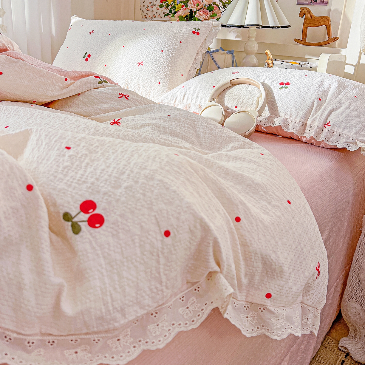 91家纺网 家纺一手货源 找家纺 一比一家纺 2026新款泡芙纱花边四件套 樱桃布丁
