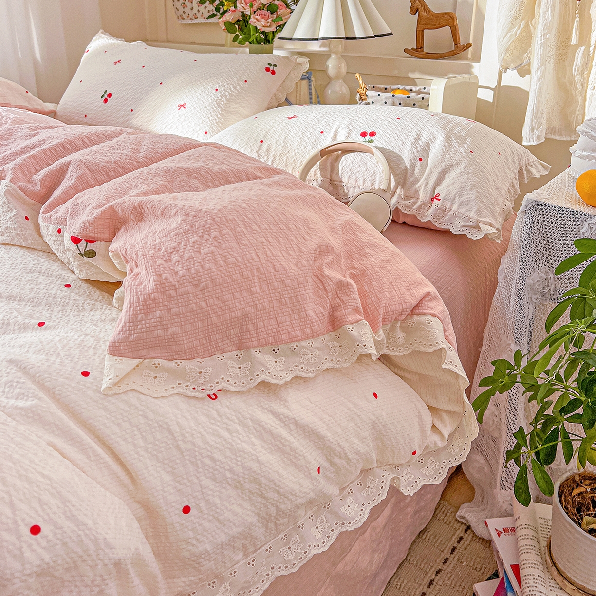 91家纺网 家纺一手货源 找家纺 一比一家纺 2026新款泡芙纱花边四件套 樱桃布丁