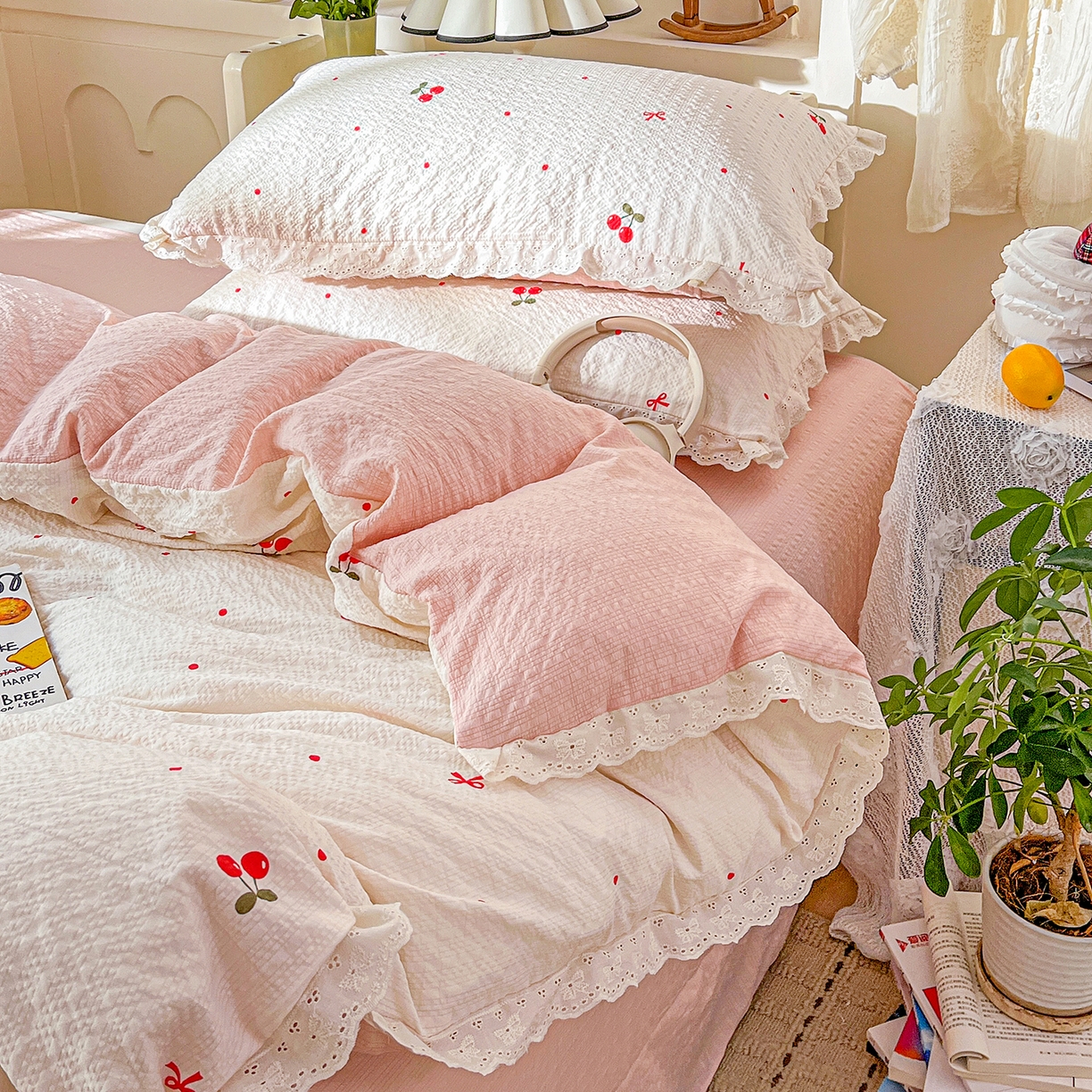 91家纺网 家纺一手货源 找家纺 一比一家纺 2026新款泡芙纱花边四件套 樱桃布丁