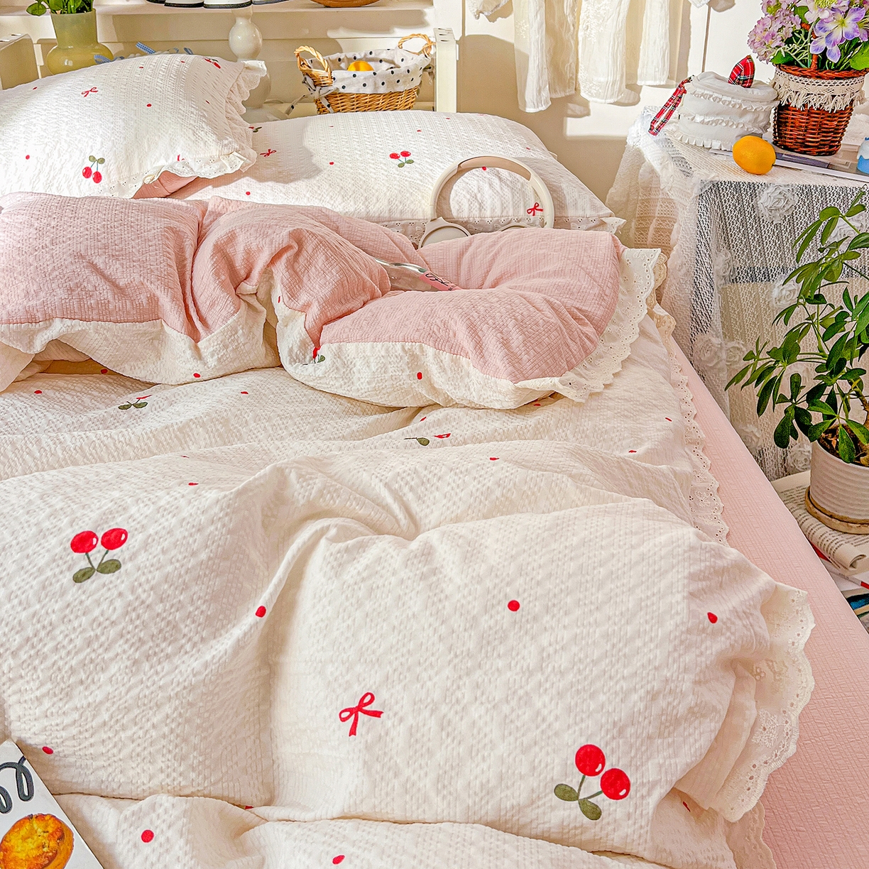 91家纺网 家纺一手货源 找家纺 一比一家纺 2026新款泡芙纱花边四件套 樱桃布丁