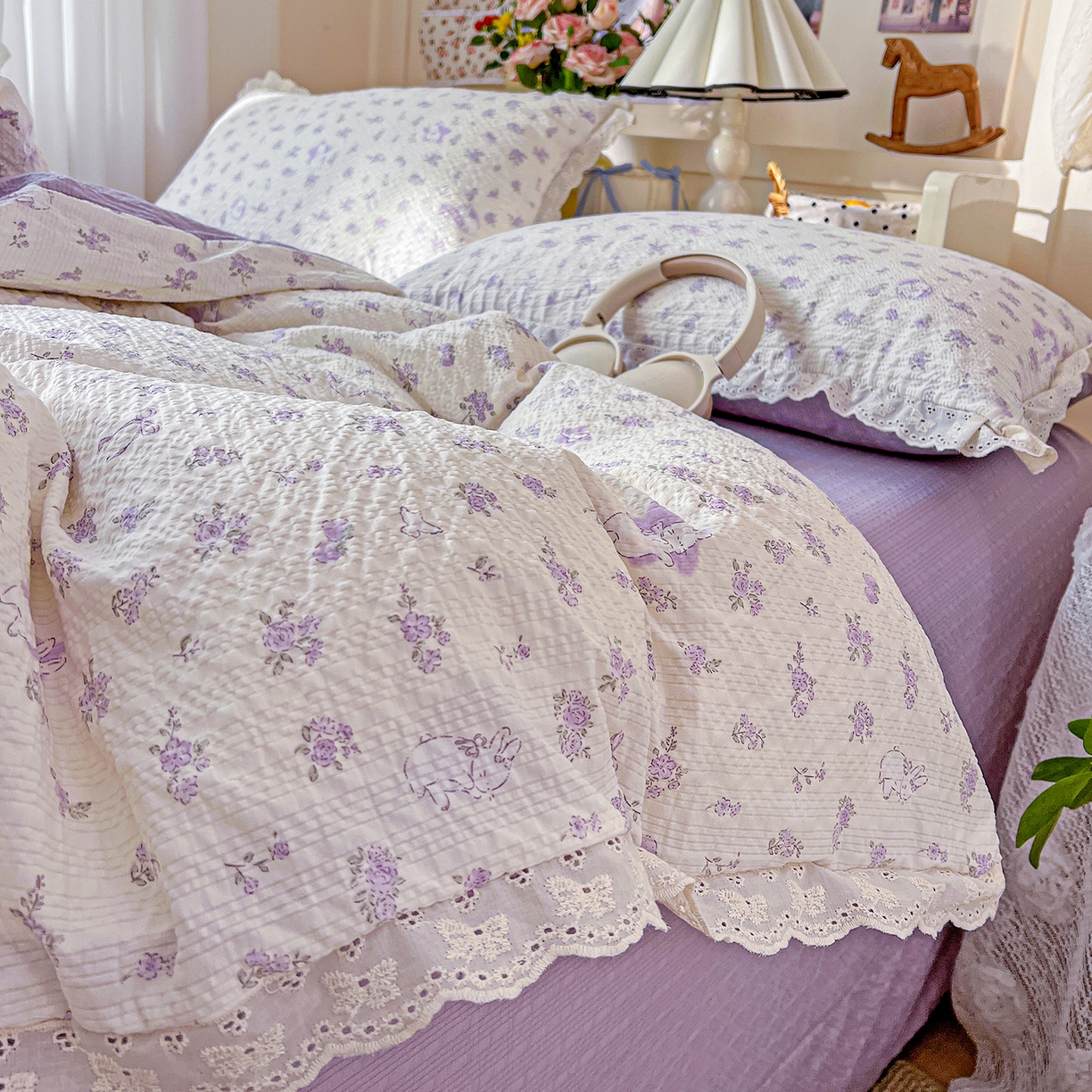 91家纺网 家纺一手货源 找家纺 一比一家纺 2026新款泡芙纱花边四件套 紫色花田