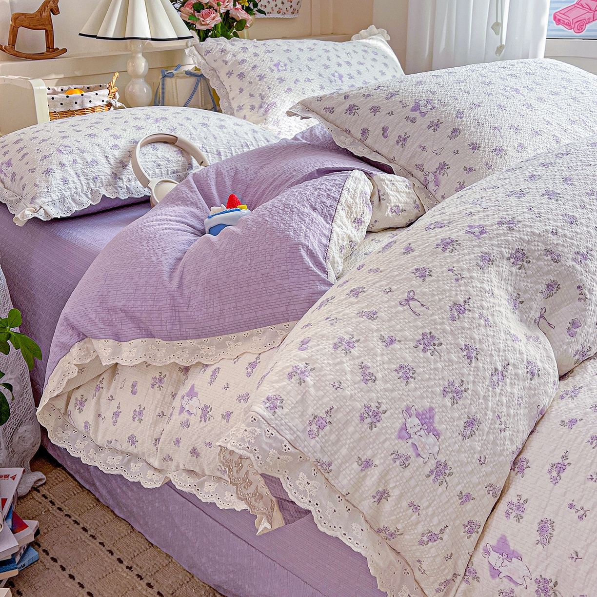 91家纺网 家纺一手货源 找家纺 一比一家纺 2026新款泡芙纱花边四件套 紫色花田