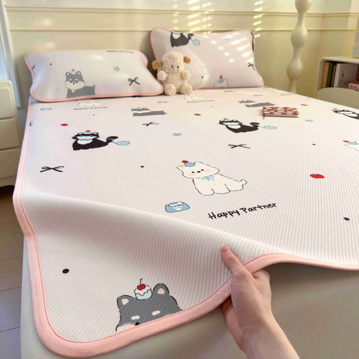 91家纺网 家纺一手货源 找家纺 孩子王家纺 2026春夏新款豆豆席卡通凉感值过0.21可机洗夏天学生宿舍单人空调软席凉席席子 快乐伙伴 床单款