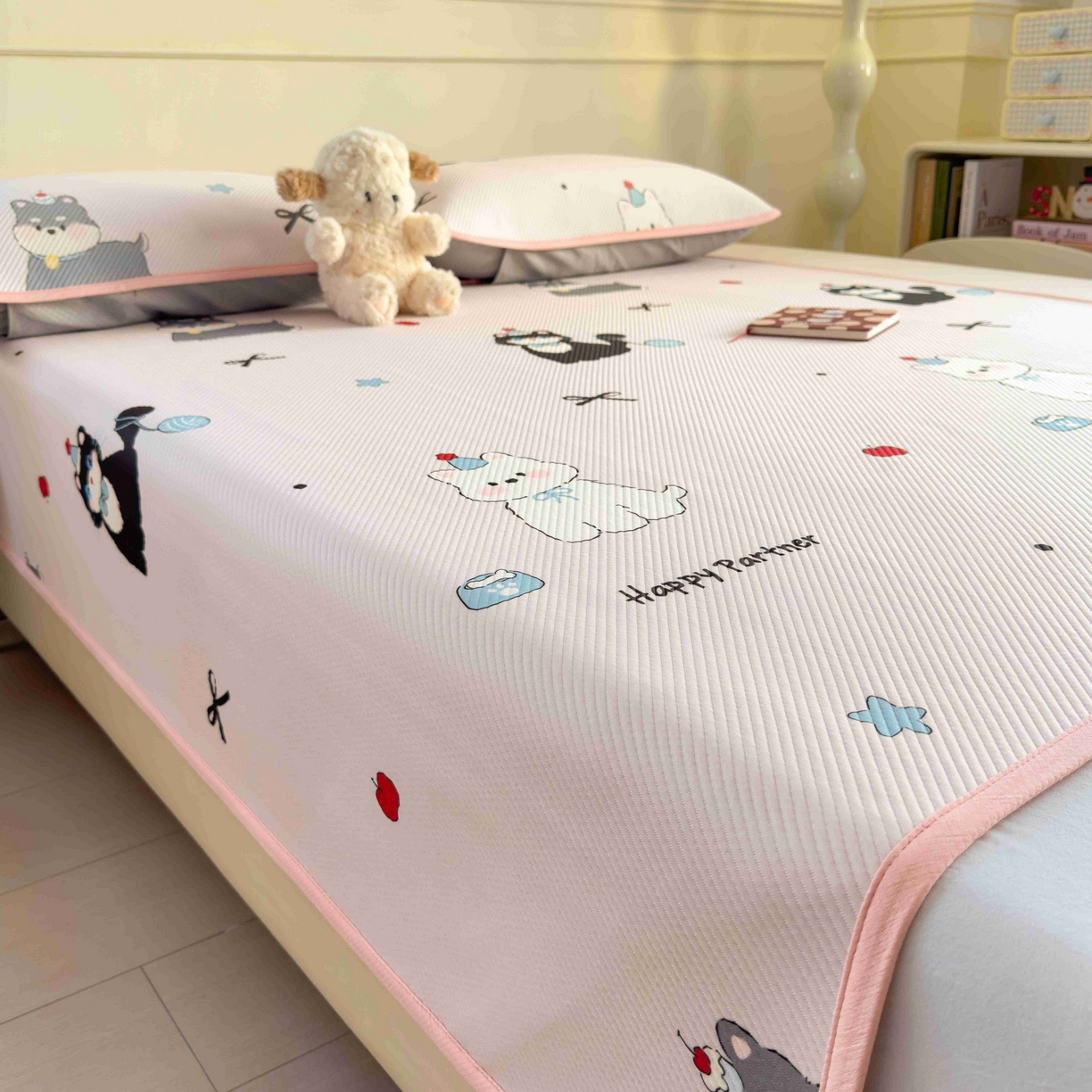 91家纺网 家纺一手货源 找家纺 孩子王家纺 2026春夏新款豆豆席卡通凉感值过0.21可机洗夏天学生宿舍单人空调软席凉席席子 快乐伙伴 床单款