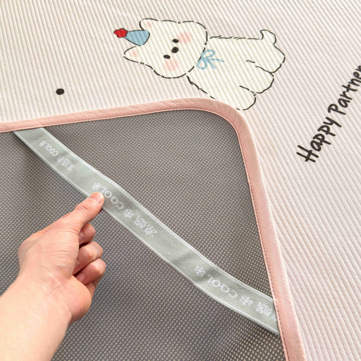 91家纺网 家纺一手货源 找家纺 孩子王家纺 2026春夏新款豆豆席卡通凉感值过0.21可机洗夏天学生宿舍单人空调软席凉席席子 快乐伙伴 床单款