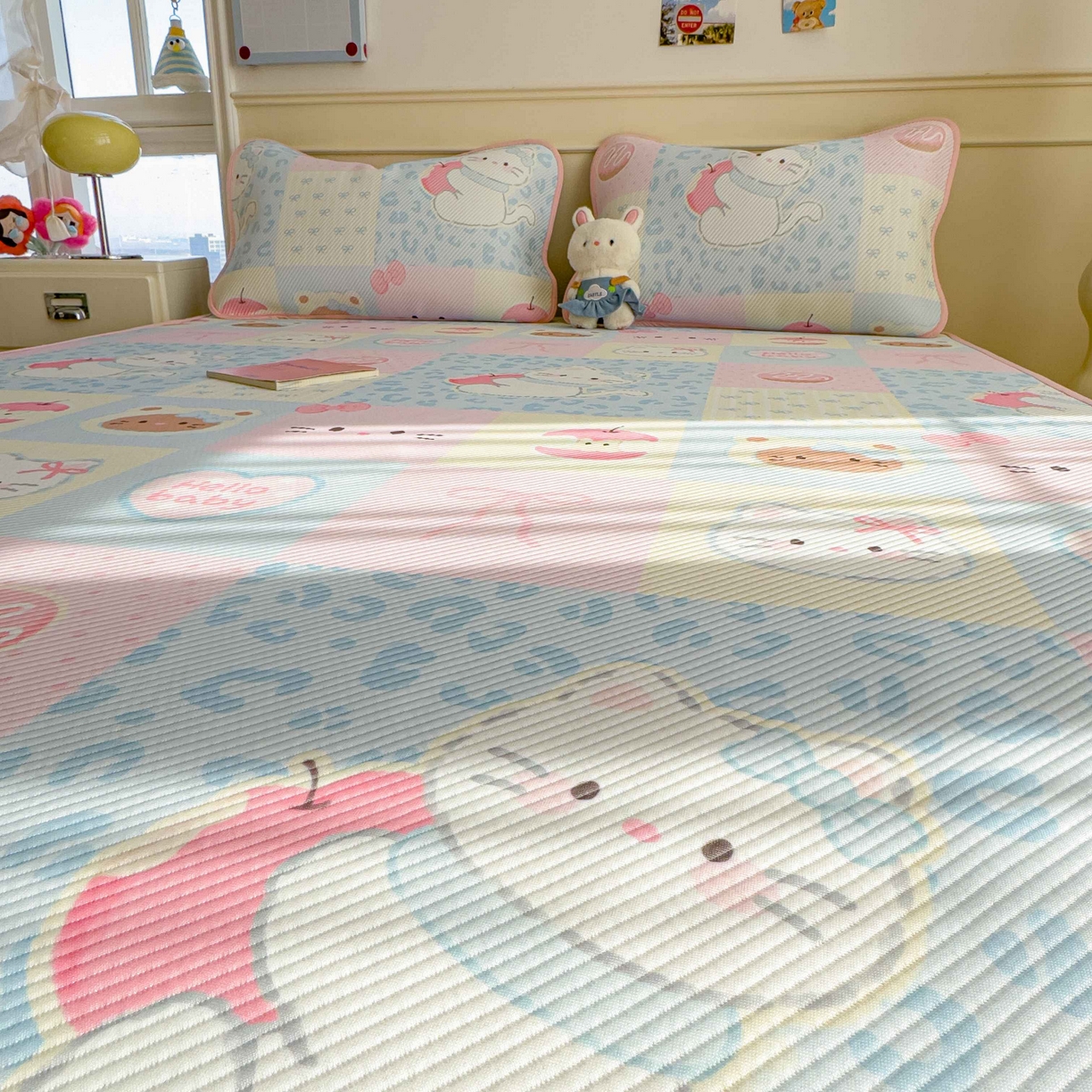 91家纺网 家纺一手货源 找家纺 孩子王家纺 2026春夏新款豆豆席卡通凉感值过0.21可机洗夏天学生宿舍单人空调软席凉席席子 曲奇蒂 床单款