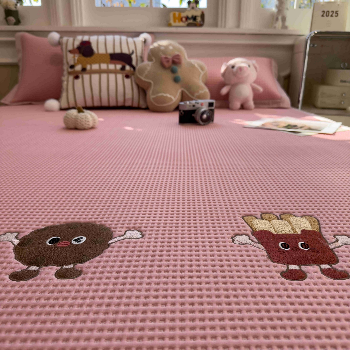 91家纺网 家纺一手货源 找家纺 孩子王家纺 2026春夏新款乙纶冰豆豆凉席凉感值过0.21冰丝席-华夫格绣花空调软席凉席席子 可可喵派 床单款