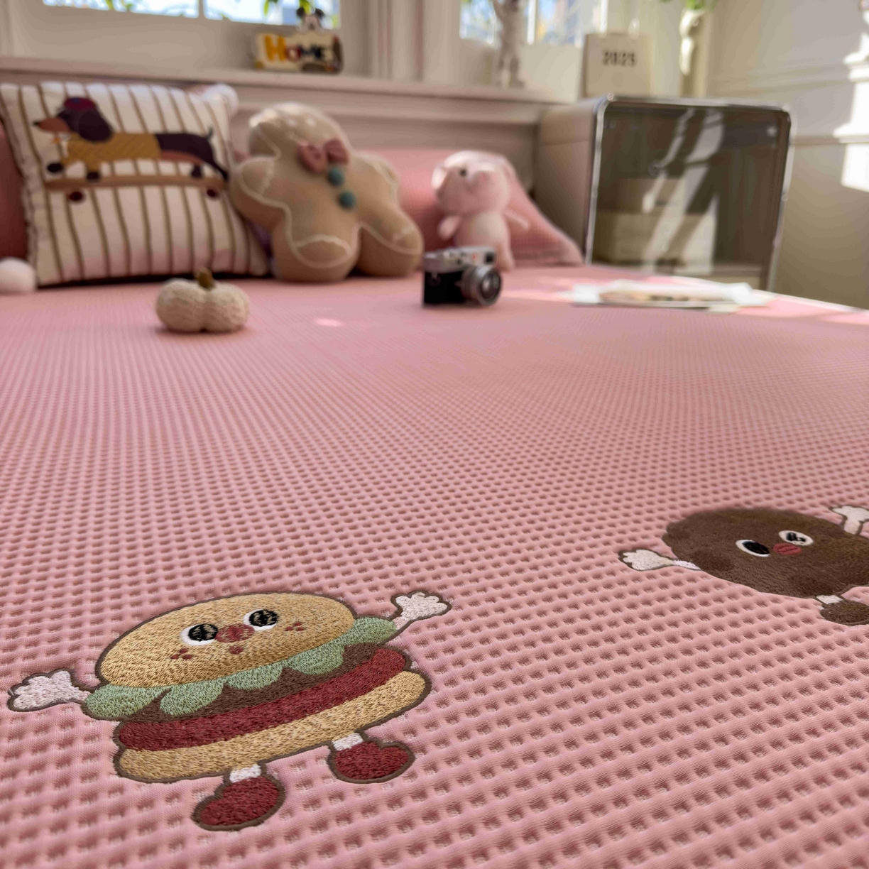 91家纺网 家纺一手货源 找家纺 孩子王家纺 2026春夏新款乙纶冰豆豆凉席凉感值过0.21冰丝席-华夫格绣花空调软席凉席席子 可可喵派 床单款