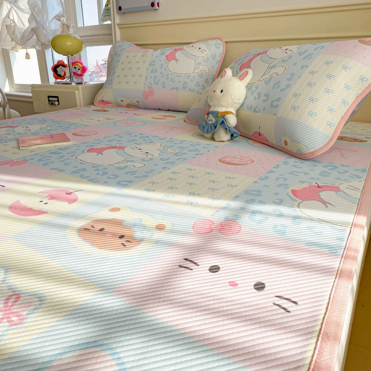 91家纺网 家纺一手货源 找家纺 孩子王家纺 2026春夏新款豆豆席卡通凉感值过0.21可机洗夏天学生宿舍单人空调软席凉席席子 曲奇蒂 床单款