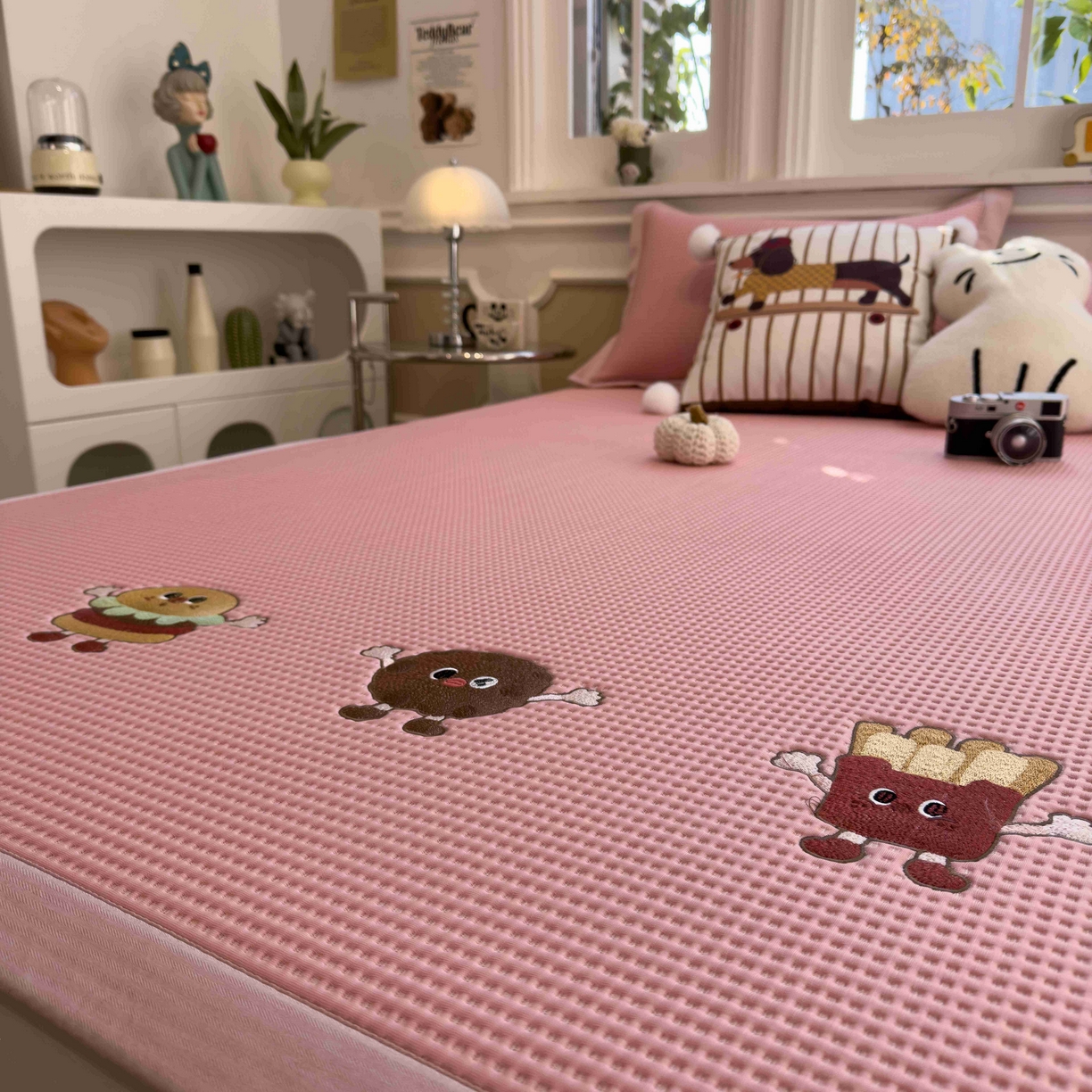 91家纺网 家纺一手货源 找家纺 孩子王家纺 2026春夏新款乙纶冰豆豆凉席凉感值过0.21冰丝席-华夫格绣花空调软席凉席席子 可可喵派 床单款