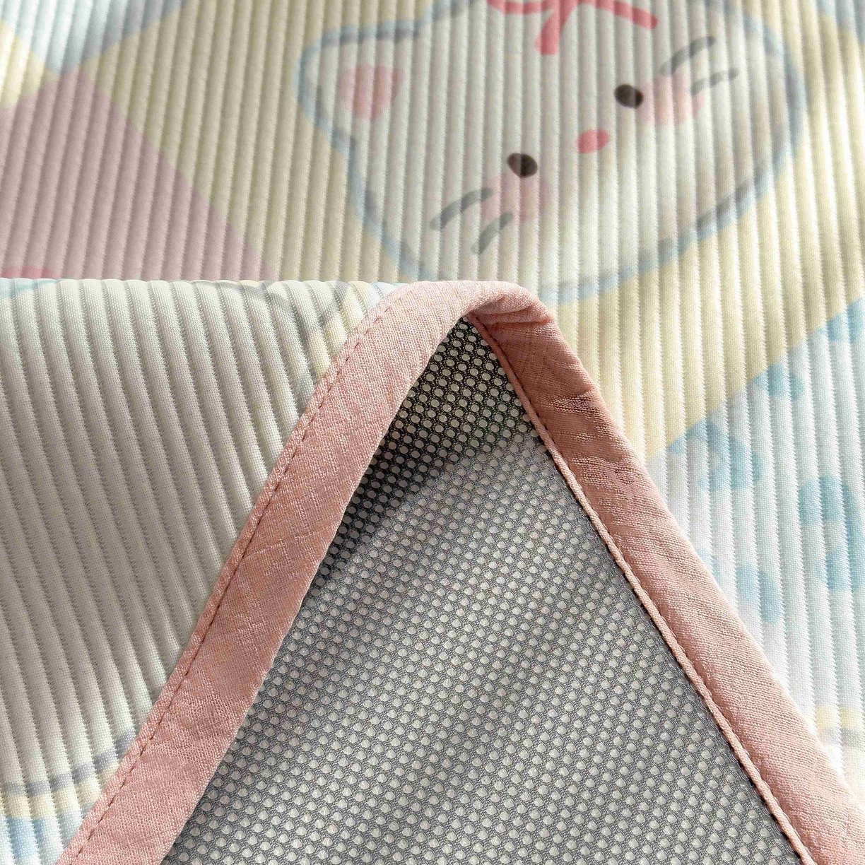 91家纺网 家纺一手货源 找家纺 孩子王家纺 2026春夏新款豆豆席卡通凉感值过0.21可机洗夏天学生宿舍单人空调软席凉席席子 曲奇蒂 床单款