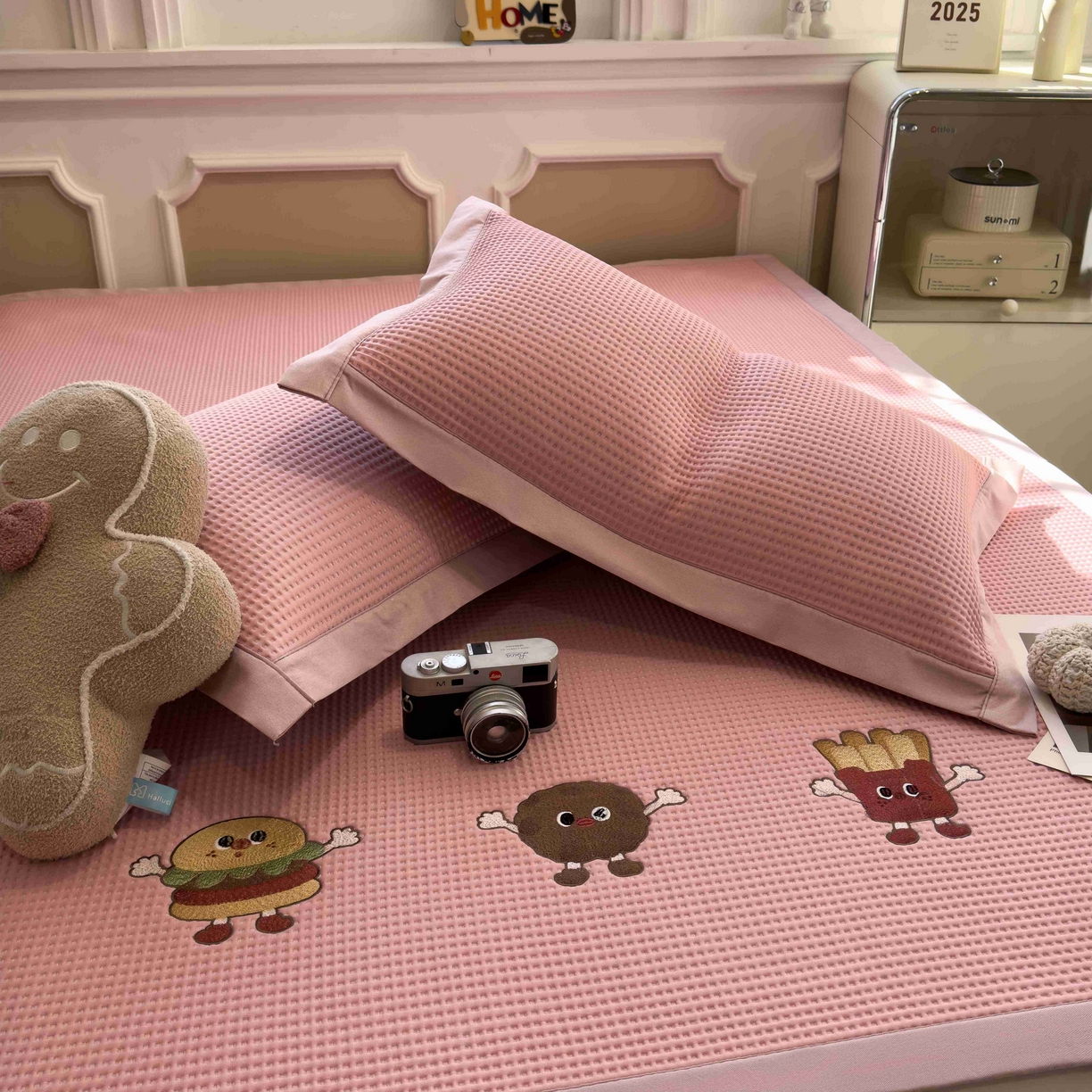 91家纺网 家纺一手货源 找家纺 孩子王家纺 2026春夏新款乙纶冰豆豆凉席凉感值过0.21冰丝席-华夫格绣花空调软席凉席席子 可可喵派 床单款