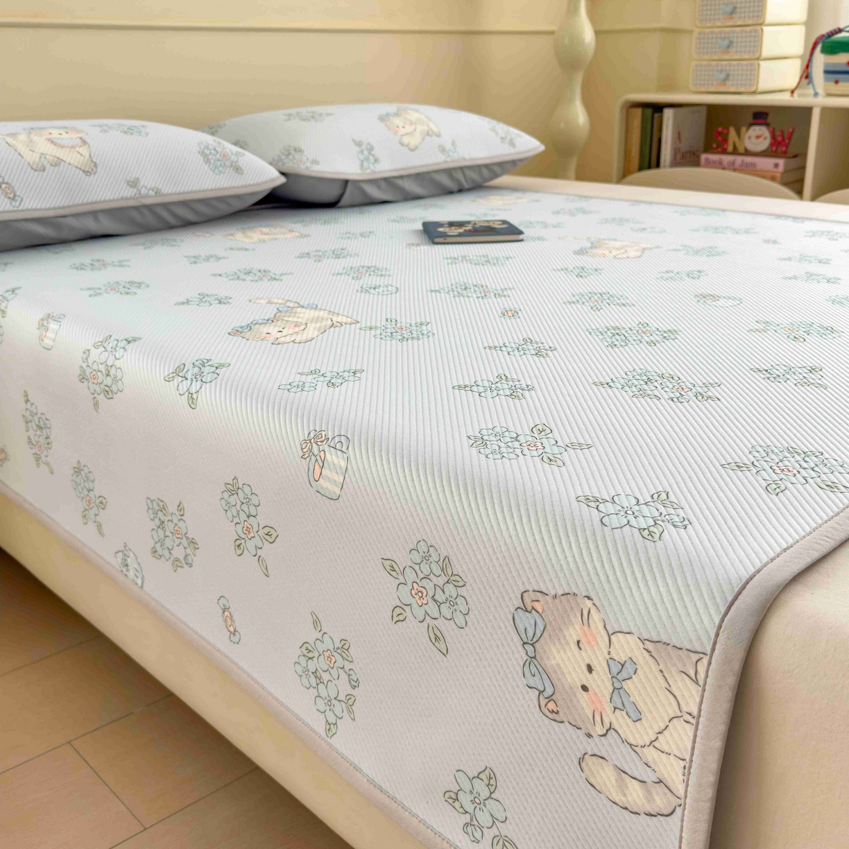 91家纺网 家纺一手货源 找家纺 孩子王家纺 2026春夏新款豆豆席卡通凉感值过0.21可机洗夏天学生宿舍单人空调软席凉席席子 小花猫 床单款