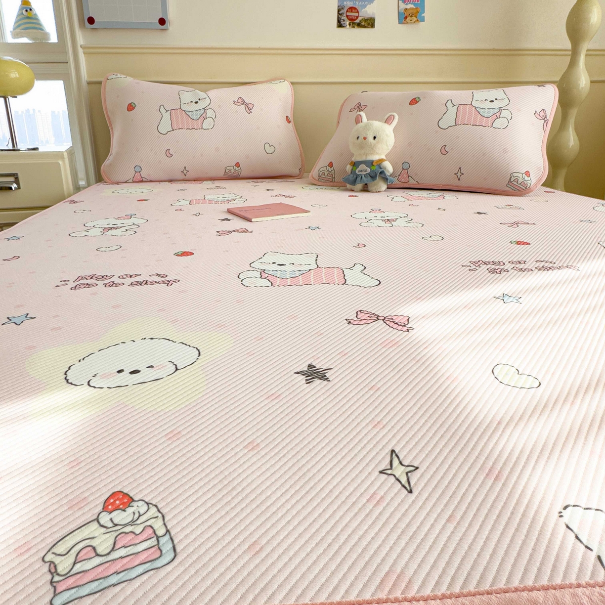 91家纺网 家纺一手货源 找家纺 孩子王家纺 2026春夏新款豆豆席卡通凉感值过0.21可机洗夏天学生宿舍单人空调软席凉席席子 心心蜜狗 床单款