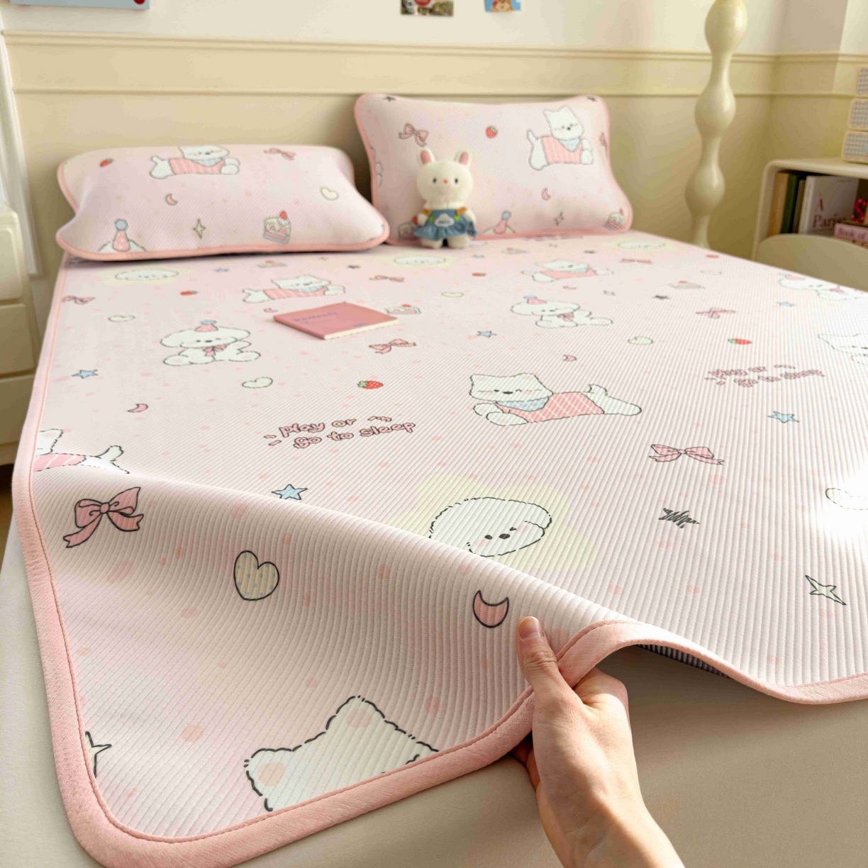 91家纺网 家纺一手货源 找家纺 孩子王家纺 2026春夏新款豆豆席卡通凉感值过0.21可机洗夏天学生宿舍单人空调软席凉席席子 心心蜜狗 床单款