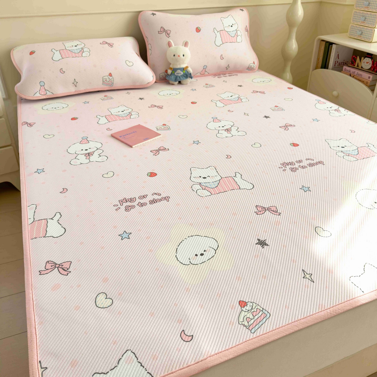 91家纺网 家纺一手货源 找家纺 孩子王家纺 2026春夏新款豆豆席卡通凉感值过0.21可机洗夏天学生宿舍单人空调软席凉席席子 心心蜜狗 床单款