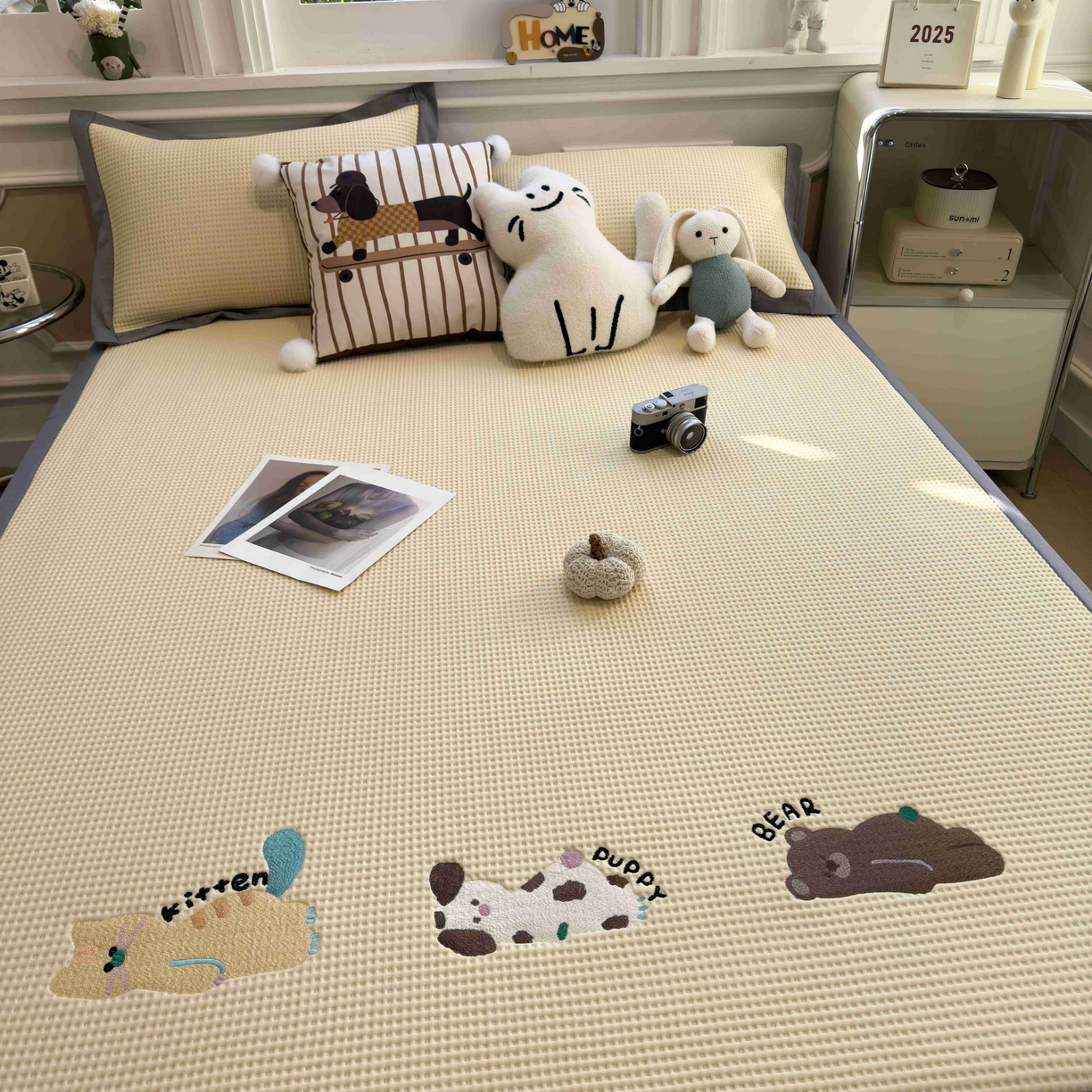 91家纺网 家纺一手货源 找家纺 孩子王家纺 2026春夏新款乙纶冰豆豆凉席凉感值过0.21冰丝席-华夫格绣花空调软席凉席席子 懒懒小憩 床单款