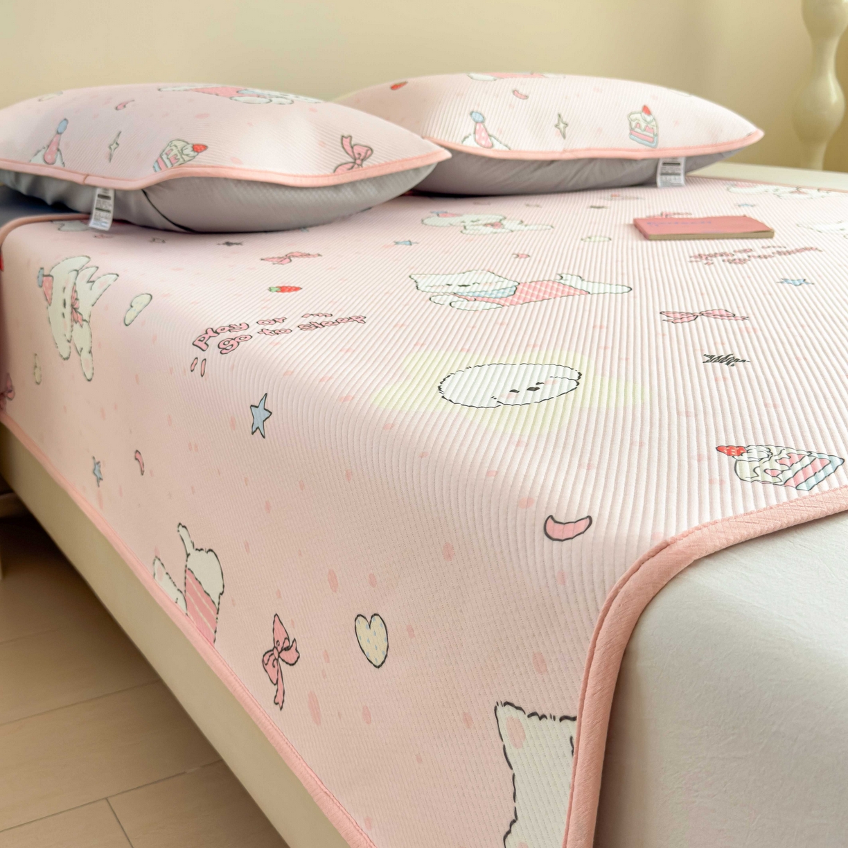 91家纺网 家纺一手货源 找家纺 孩子王家纺 2026春夏新款豆豆席卡通凉感值过0.21可机洗夏天学生宿舍单人空调软席凉席席子 心心蜜狗 床单款