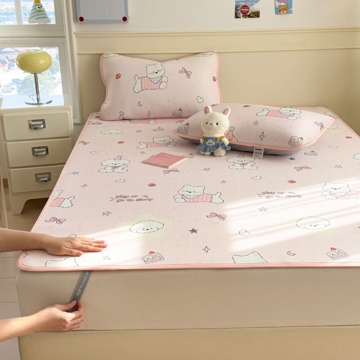 91家纺网 家纺一手货源 找家纺 孩子王家纺 2026春夏新款豆豆席卡通凉感值过0.21可机洗夏天学生宿舍单人空调软席凉席席子 心心蜜狗 床单款