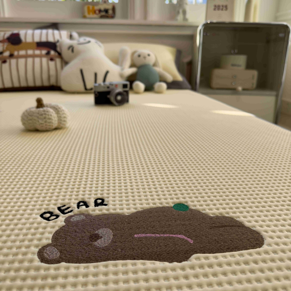 91家纺网 家纺一手货源 找家纺 孩子王家纺 2026春夏新款乙纶冰豆豆凉席凉感值过0.21冰丝席-华夫格绣花空调软席凉席席子 懒懒小憩 床单款