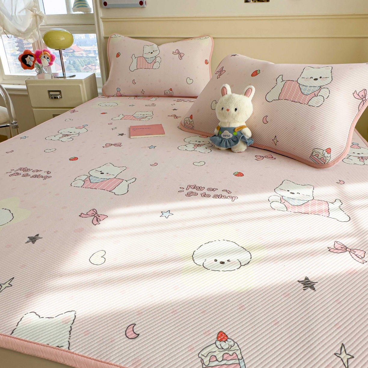 91家纺网 家纺一手货源 找家纺 孩子王家纺 2026春夏新款豆豆席卡通凉感值过0.21可机洗夏天学生宿舍单人空调软席凉席席子 心心蜜狗 床单款