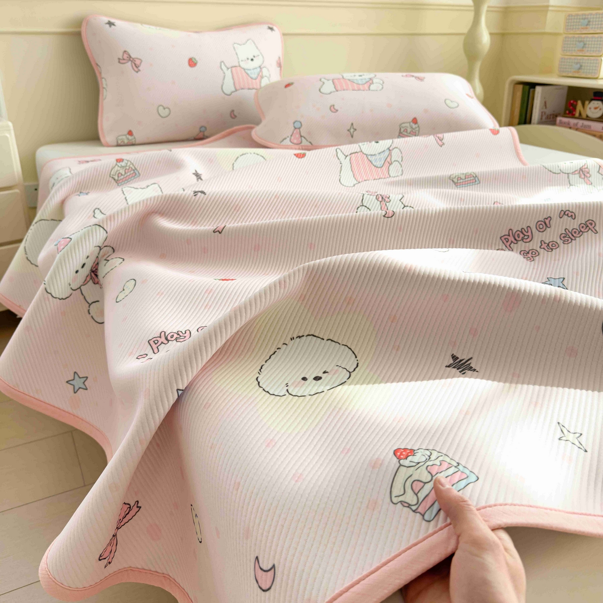 91家纺网 家纺一手货源 找家纺 孩子王家纺 2026春夏新款豆豆席卡通凉感值过0.21可机洗夏天学生宿舍单人空调软席凉席席子 心心蜜狗 床单款